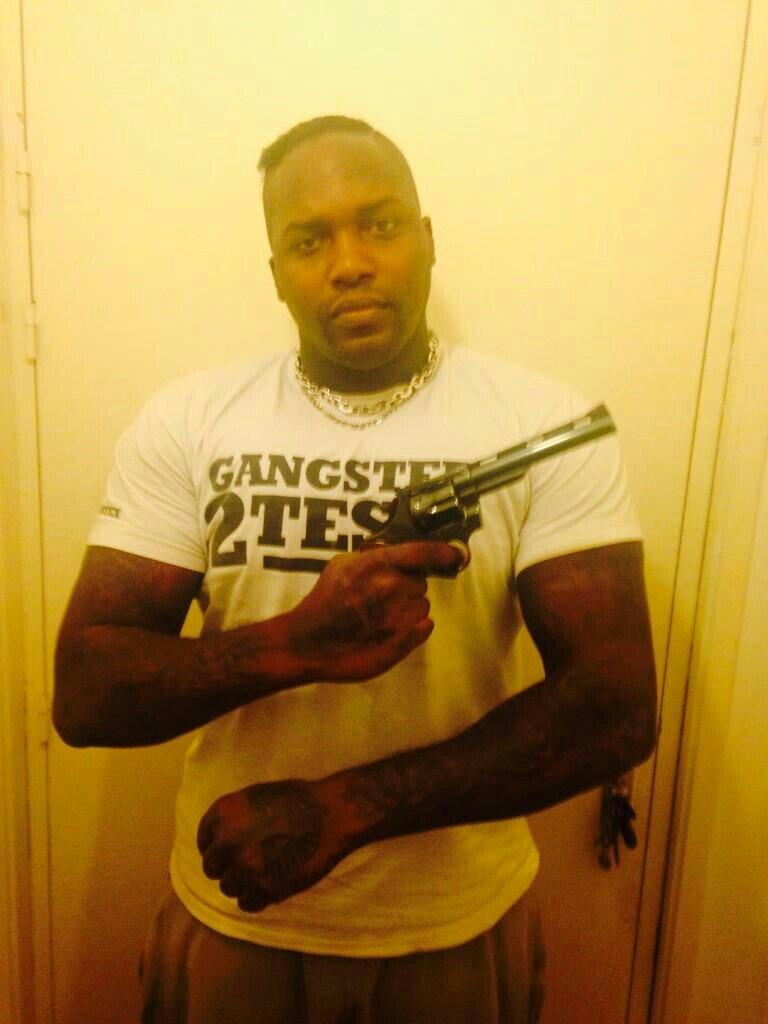 cortex91crime's tweet photo. Jais tuer un clown avec mon gun http://t.co/v1tKGYiqLJ