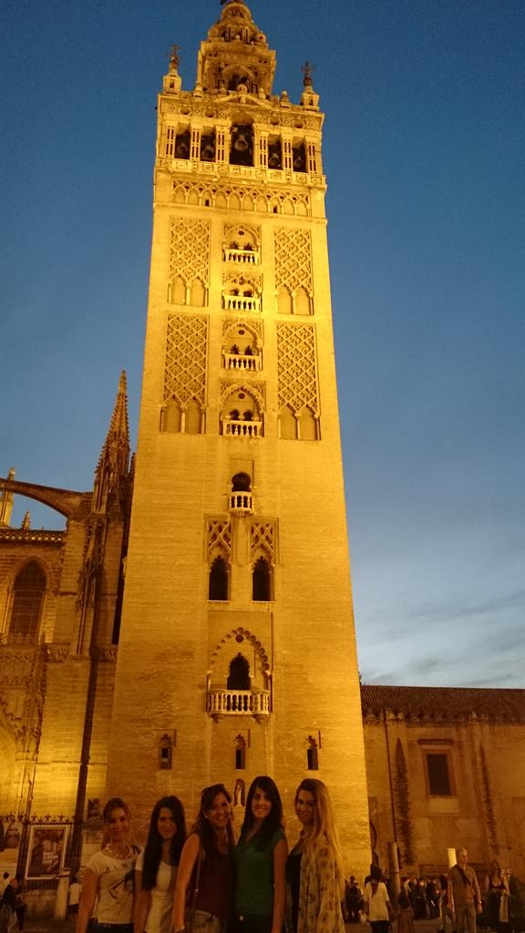 tamaram28785's tweet photo. Paseito por Sevilla @YolandaGlezO @TereManee @leopard_lara Esther Tamara @SuGenteYSevilla http://t.co/y4GPNfmtF5