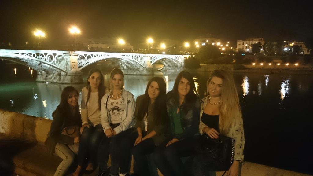 tamaram28785's tweet photo. Paseito por Sevilla @YolandaGlezO @TereManee @leopard_lara Esther Tamara @SuGenteYSevilla http://t.co/y4GPNfmtF5