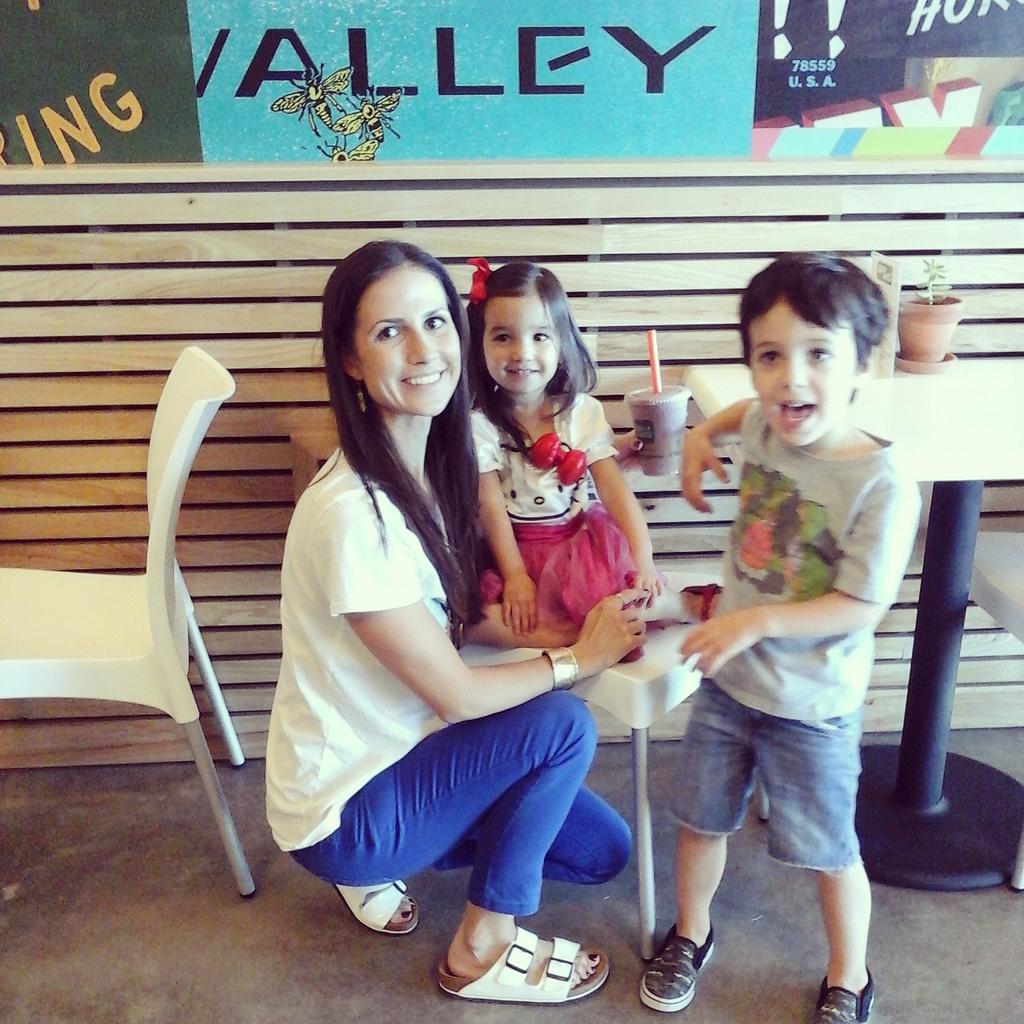 DailyJuiceHTX's tweet photo. Bring your whole family down to #DailyJuice &amp; enjoy a refreshing,nurturing &amp; energizing smoothie!☺🍌🍓 #SundayFunday http://t.co/n5eEcikOz8