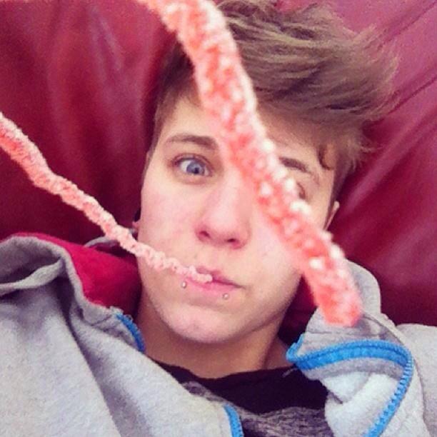 Rt I'm new and in need of friends. Dm me. xx