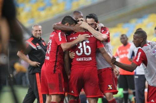 rubronegronews's tweet photo. Flamengo vence fácil a Chapecoense por 3x0 e praticamente acaba com chances de rebaixamento. #VamosFlamengo #Fla32 http://t.co/dwlk0C8MB6