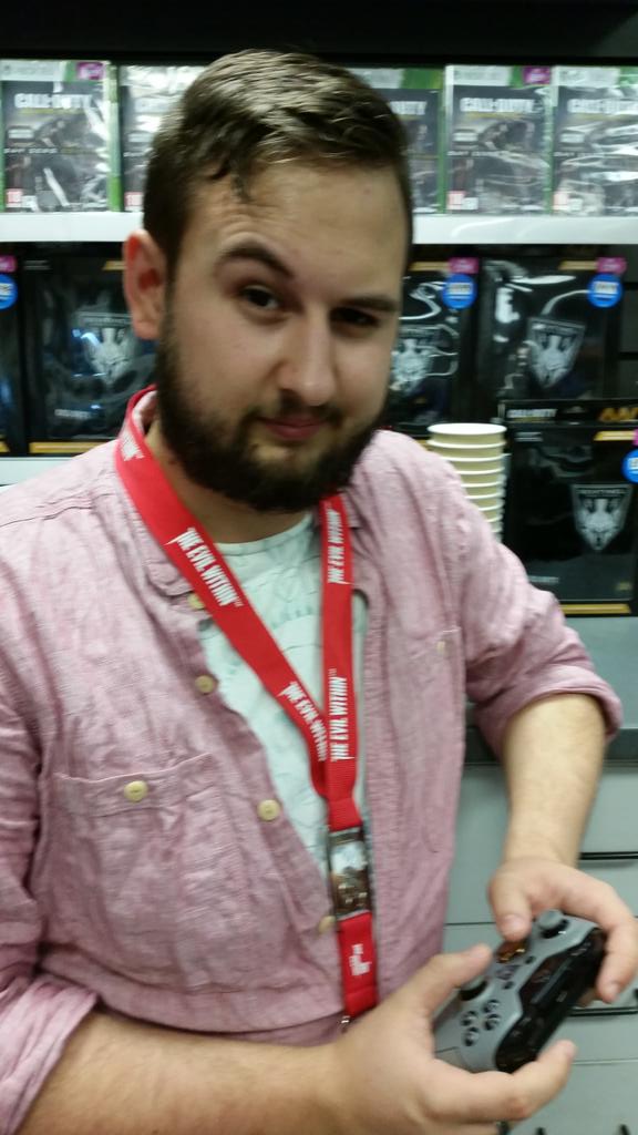 GAME_Barry's tweet photo. Even staff love a bit of #CODFACE #CodAdvancedWarfare http://t.co/oxM7X81D0k