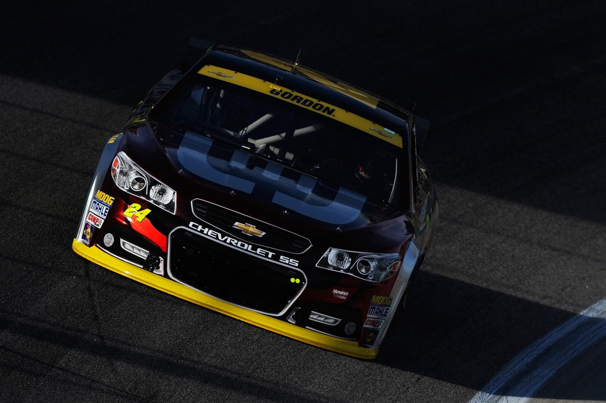 NASCAR's tweet photo. Five laps to go on ESPN! 

Can @JeffGordonWeb hold on and book his ticket in the championship race?! http://t.co/ZR1dALwumz