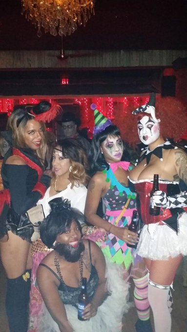 #epichalloween with my girls...  yes http://t.co/Wwu8qBAvab<a href="/tag/epichalloween"class="tags">#epichalloween</a>