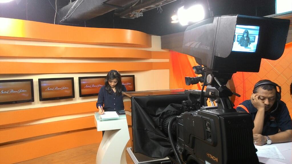PutriJTV's tweet photo. Lomba Tekun Nyimak Hasil Pertandingan Sepak Bola antara @purianindita &amp; Cak Tedjo @100jatimJTV. Siapa menang? http://t.co/H9YVP2NaEM