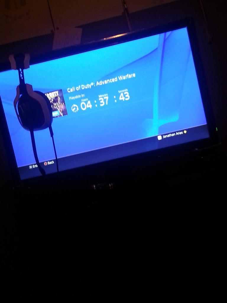 Marlene_Johnny's tweet photo. The wait begins @ChristianLuna00 @BasedZitro @JasonClutchjk @DeeJay_8 #12hourgrind http://t.co/ZyJ26qj4NK