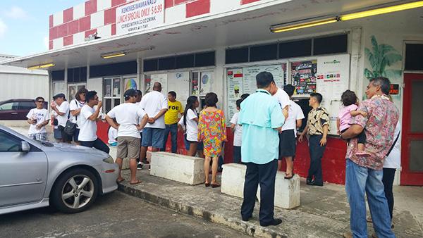 DukeAiona2022's tweet photo. Quick pit stop at Kenekes in Waimanalo for some shave ice. #dukeiaona2014 #elwinahu #higov #hirespect #hibalance http://t.co/DgDnPJnPZU