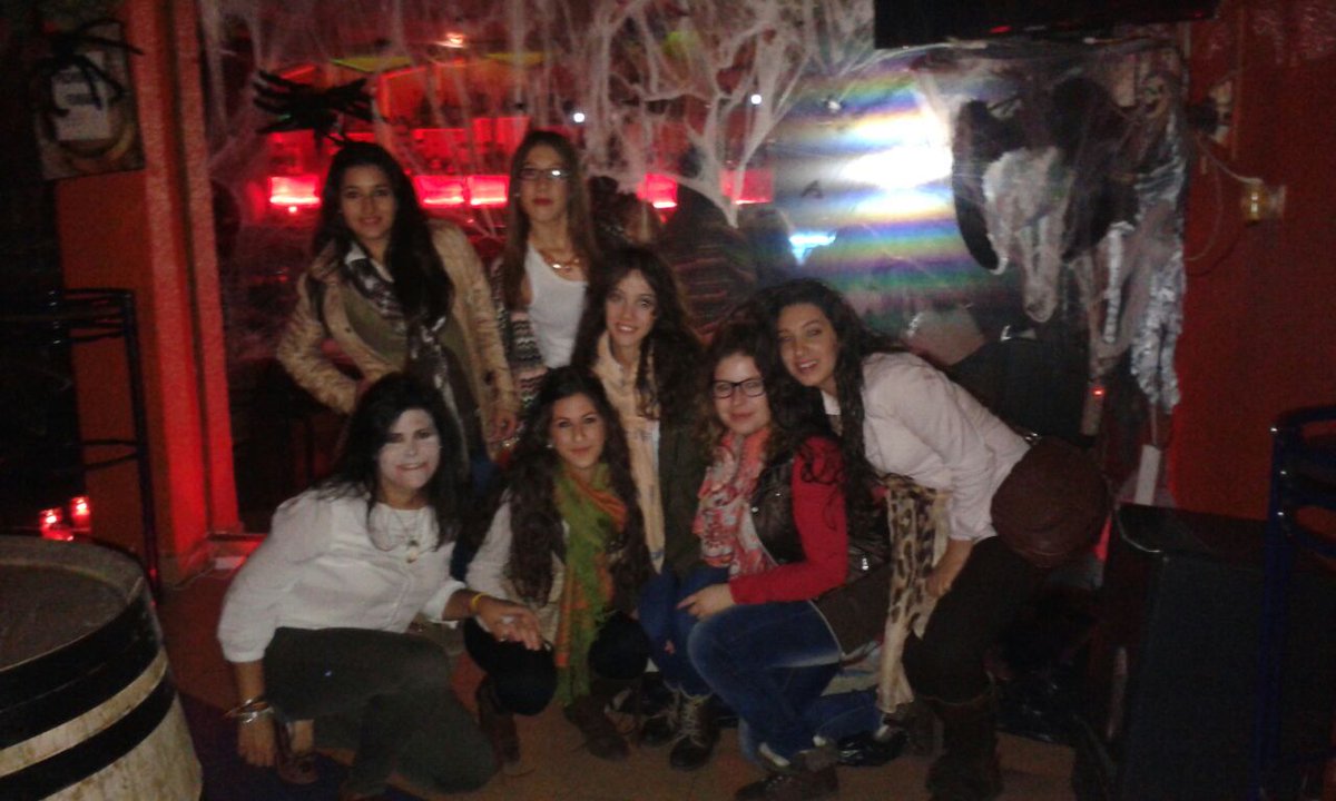 IsabelRetamar's tweet photo. @RetamarSosa  @mirellasantosf   #faty y casy de esta noche me quedo con #eltiomotosierra jaja http://t.co/33IHth8pHA