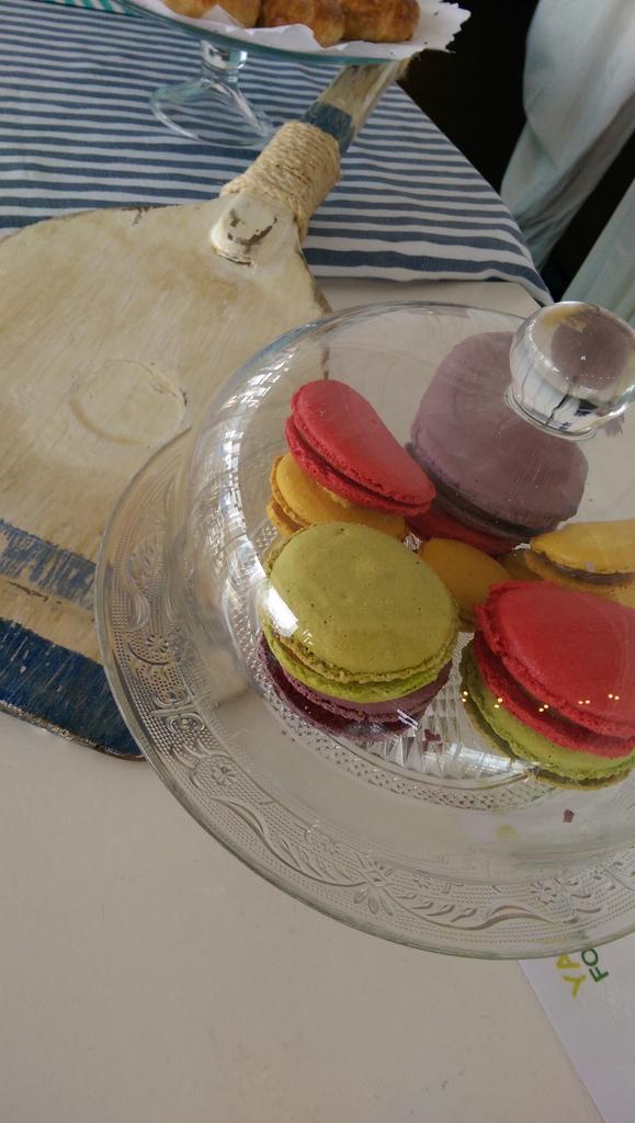 yachtingforum's tweet photo. Cookies, Macarons , Muffins.... La pastelería de #LECONFISERIE por @Yachtptomadero @yachtingforum http://t.co/TqRjcSDNyU