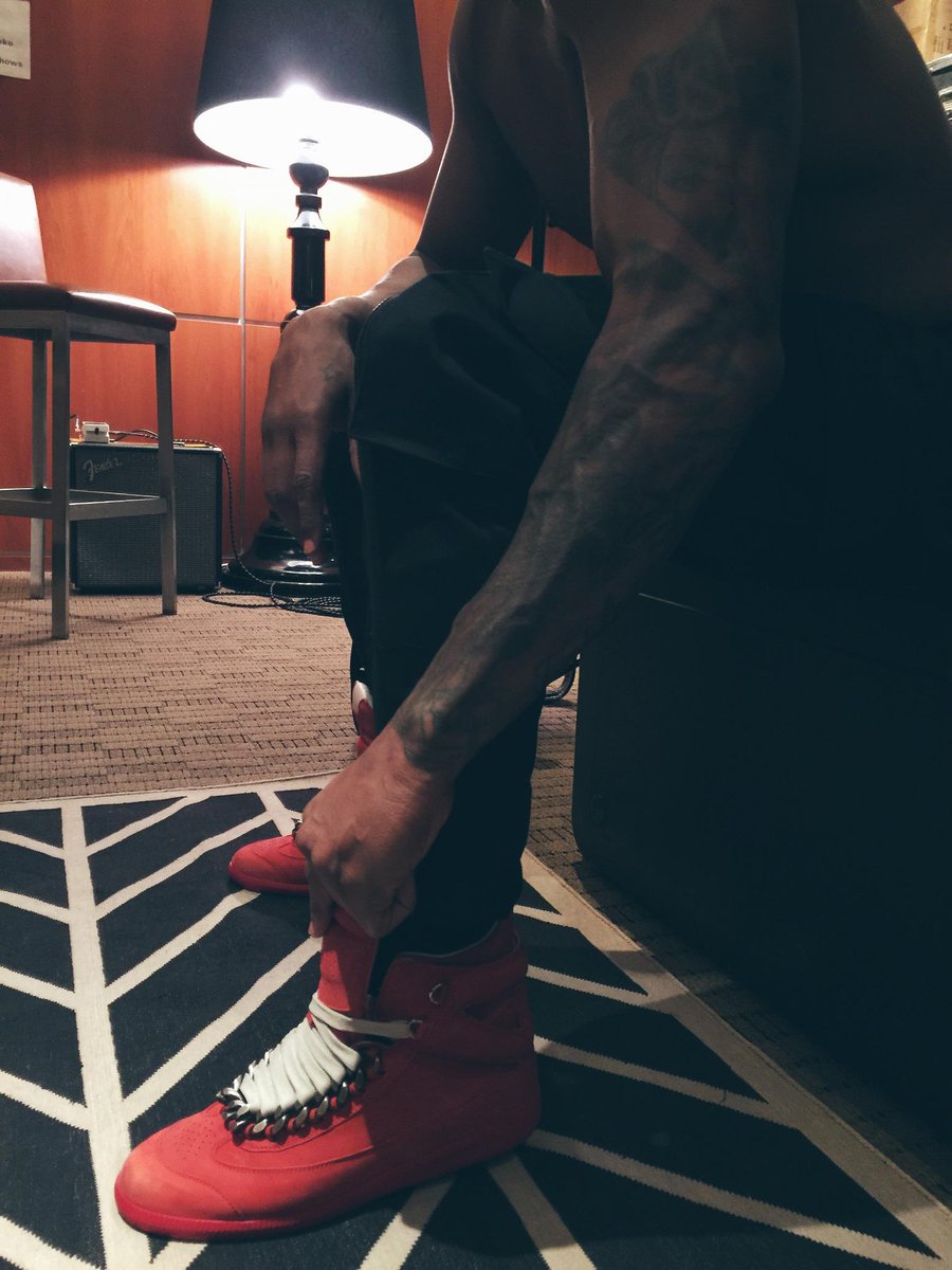 Usher's tweet photo. Lacing up. Let's get it Toronto! #URXTOUR
http://t.co/nZC8d8JLaH http://t.co/rUUWrzXIZE