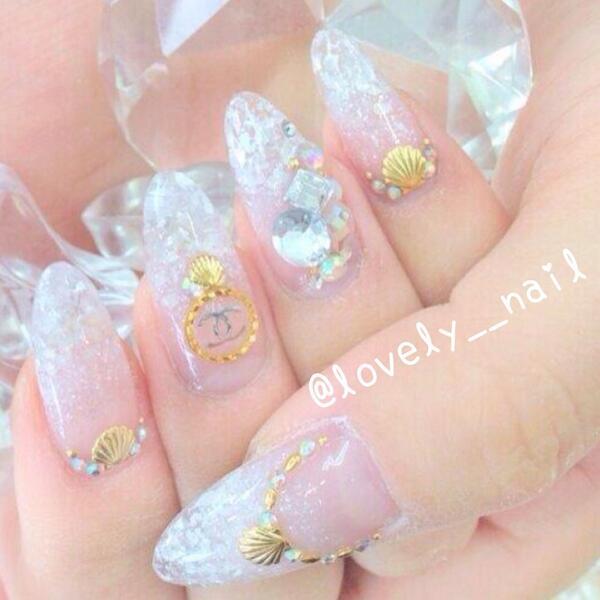 MakeupLabo's tweet photo. クリア感満載ネイル☆
ココマークの香水瓶に
シェルスタッズがかわいい♡♡ https://t.co/rjAtFll2Mz