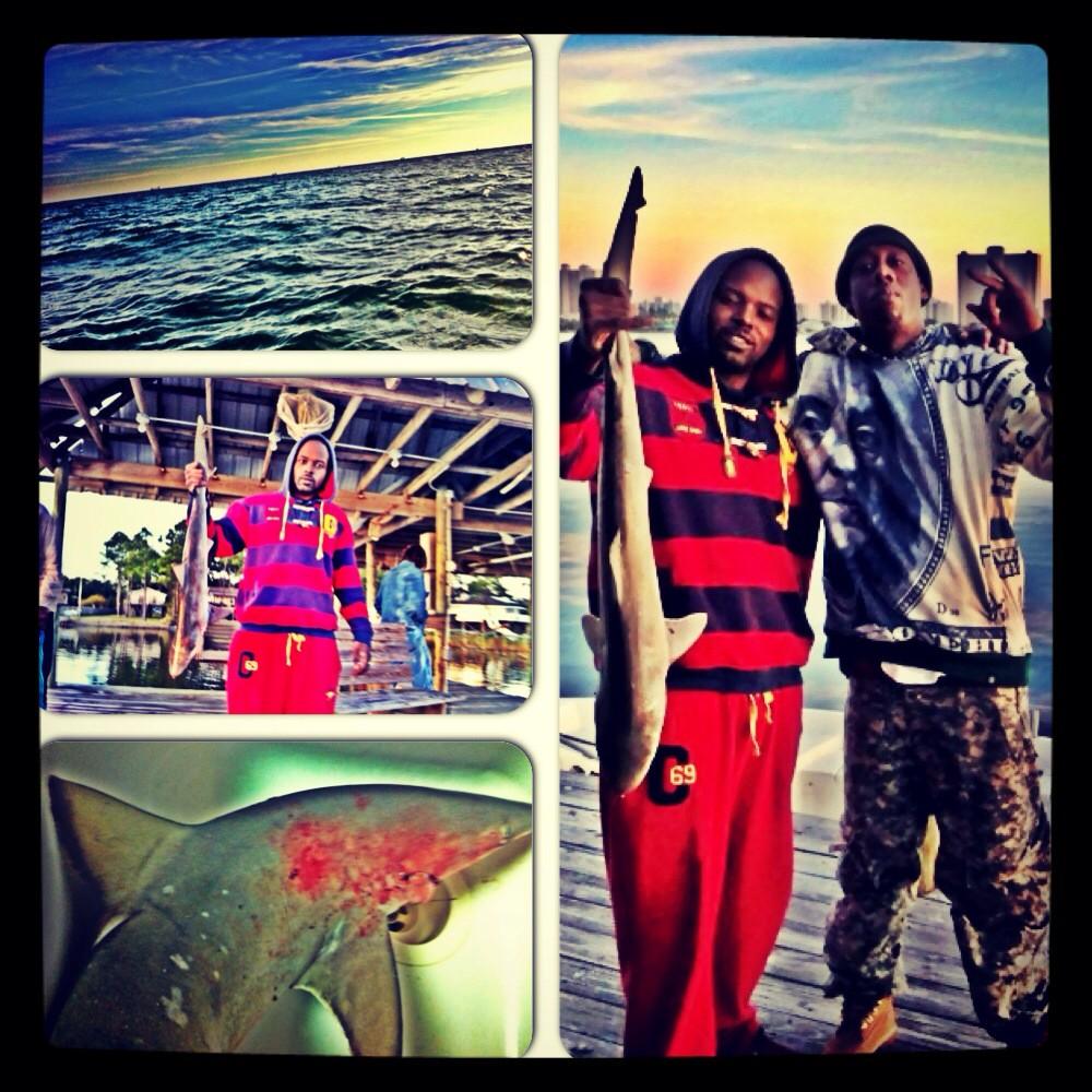 nawfsidekd's tweet photo. #Florida #DeepSeaFishing #SharkSlayers ๐ฏwit my dog #Vito http://t.co/0HqxpVRm9N