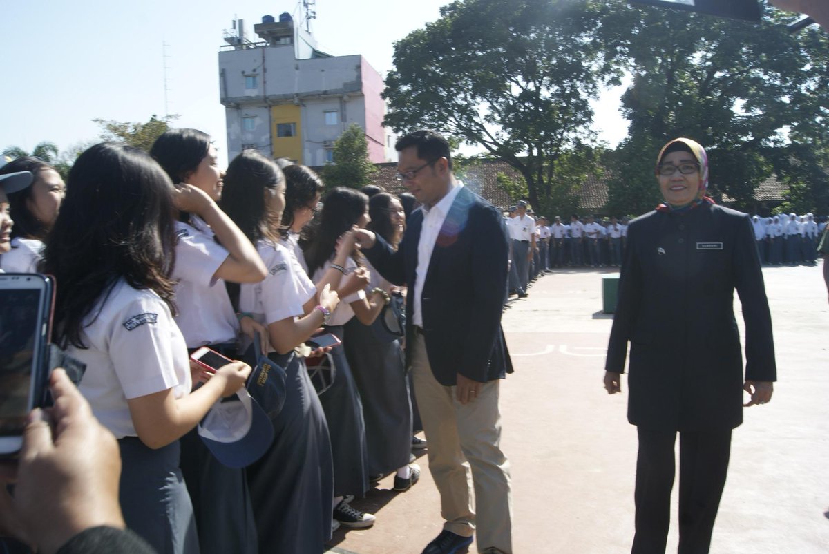 sman2bdg_'s tweet photo. selfie brsm Bpk Pnghijauan Bdg trcinta @ridwankamil @AntonSugiana dklilingi pohon" rindang @sman2bdg_ @CoblongJITU http://t.co/VybS3wPIG5