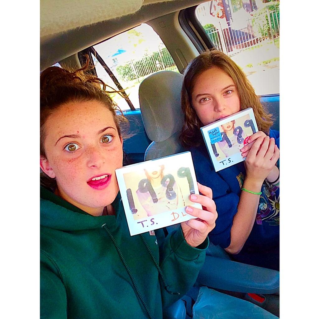 rachelblurred's tweet photo. Waiting for @taylorswift13 to see #taylurking #TS1889 http://t.co/GTUtrwsPHR