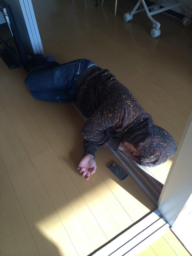ce0214's tweet photo. 布団で寝ればいいのに。さすがだわ。 http://t.co/lZcNDhwvDY