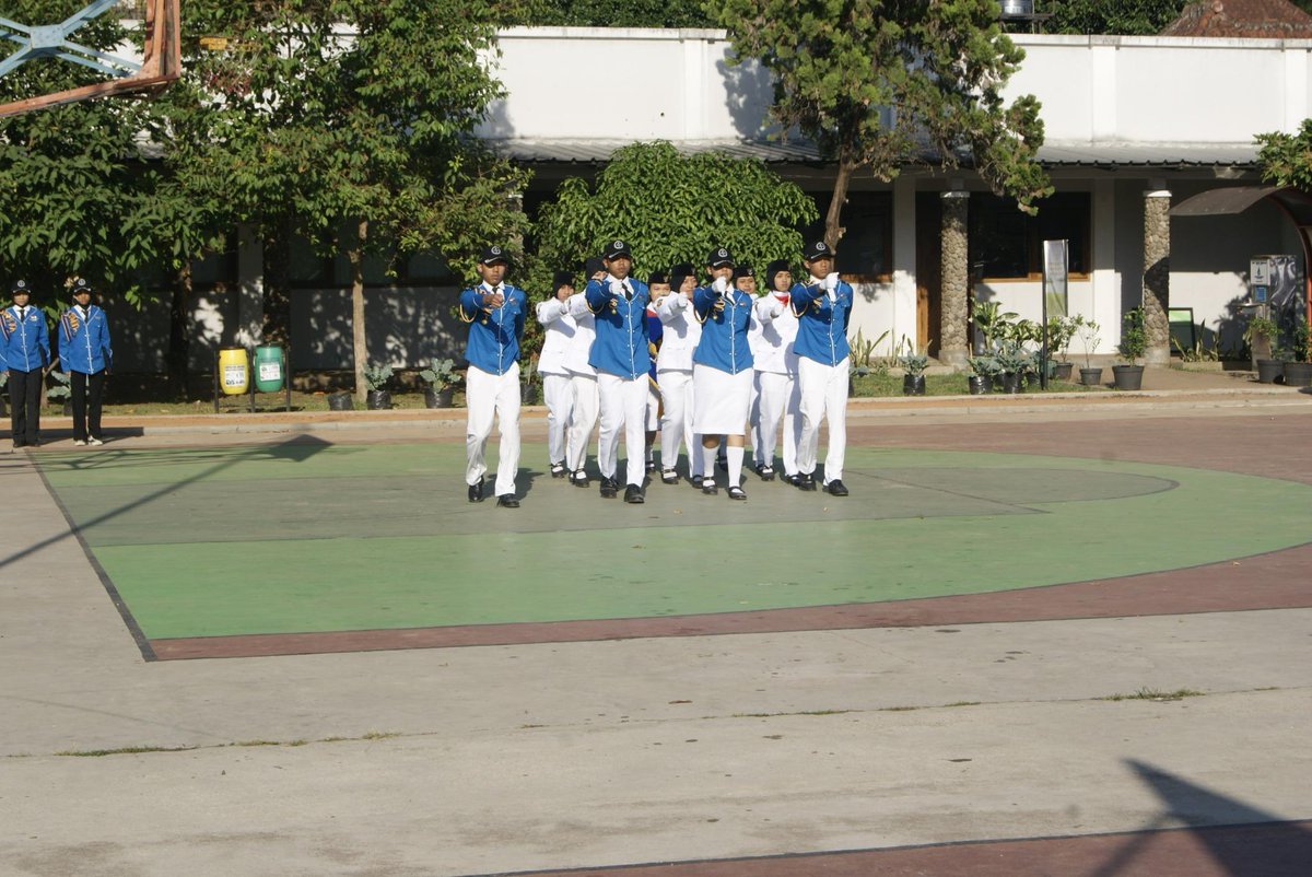 sman2bdg_'s tweet photo. upacara yg special brsm @ridwankamil @AntonSugiana @CoblongJITU @hero_bandung. tanamkn ksadarn nasional, mental juara http://t.co/SsYcGuvpZF