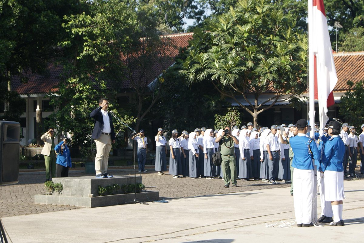 sman2bdg_'s tweet photo. upacara yg special brsm @ridwankamil @AntonSugiana @CoblongJITU @hero_bandung. tanamkn ksadarn nasional, mental juara http://t.co/SsYcGuvpZF