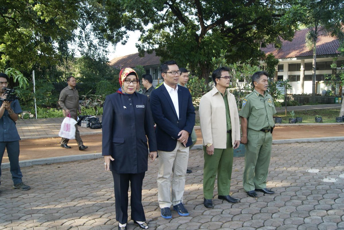 sman2bdg_'s tweet photo. dedaunan hijau turut menyambut kdatangan bapak penghijauan @ridwankamil @AntonSugiana @CoblongJITU @hero_bandung. http://t.co/lVYnkA1sjD