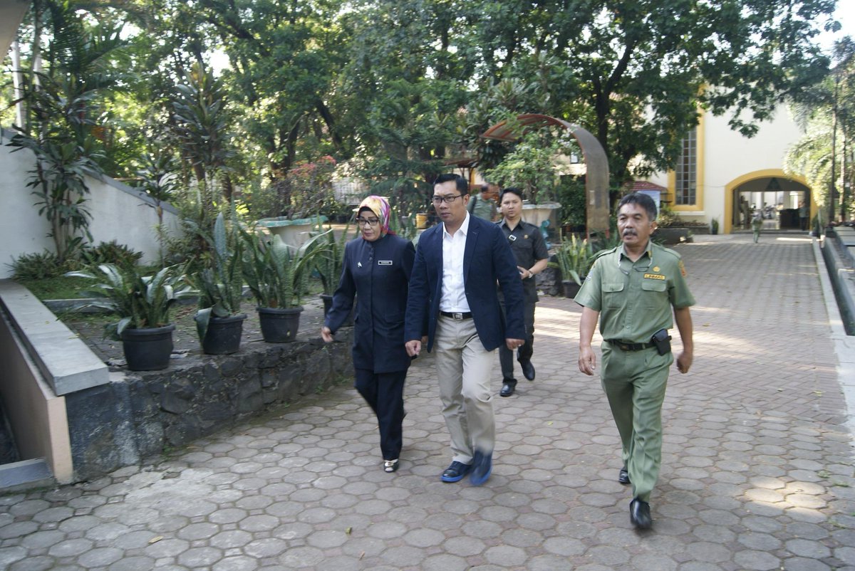 sman2bdg_'s tweet photo. dedaunan hijau turut menyambut kdatangan bapak penghijauan @ridwankamil @AntonSugiana @CoblongJITU @hero_bandung. http://t.co/lVYnkA1sjD