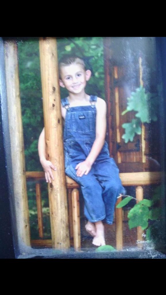 meiggyyy's tweet photo. “@Brenden_Buccill: @meigann_leigh @KelseyRose75 use this picture http://t.co/WzAB5MK806” #AlexFromFarwell