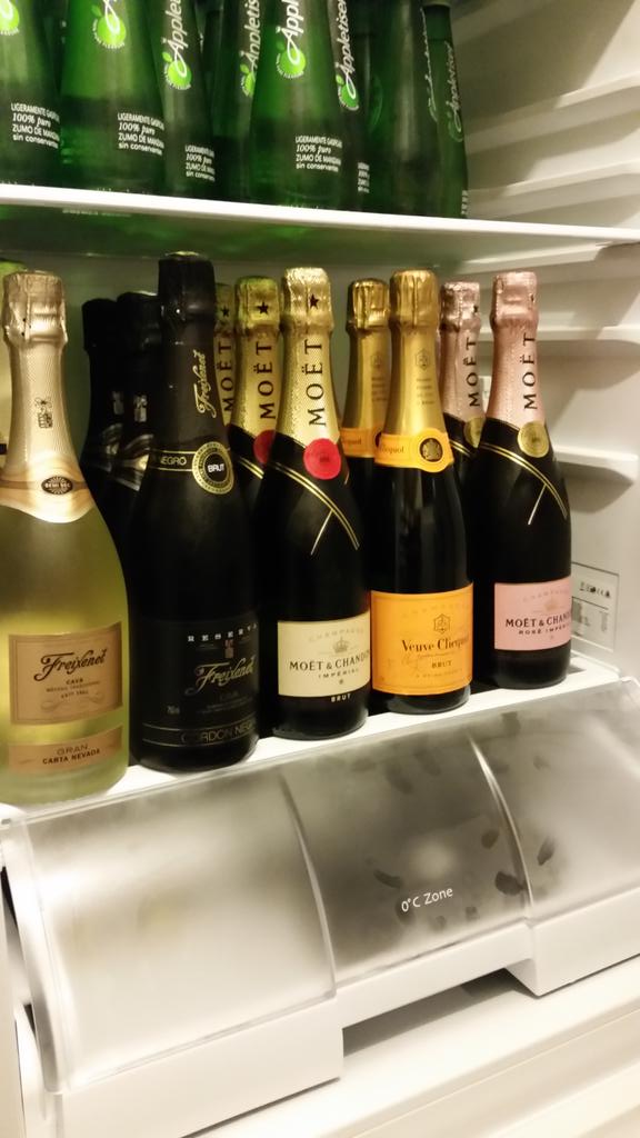 MachBarCita's tweet photo. Der Champagner steht schon kalt und bereit ..!!! In der Mach-Bar cc Cita #playadelingles #grancanaria http://t.co/ONPIra5ppx