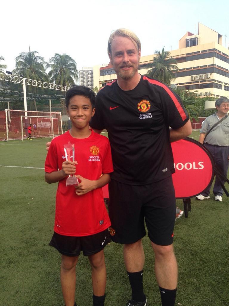 twotouchFA's tweet photo. Selamat Zaki, pemain U13 Two Touch FA juara Manchester United Soccer School/MUSS Asean Skill Test 2014 Singapore http://t.co/WbAoze72QX