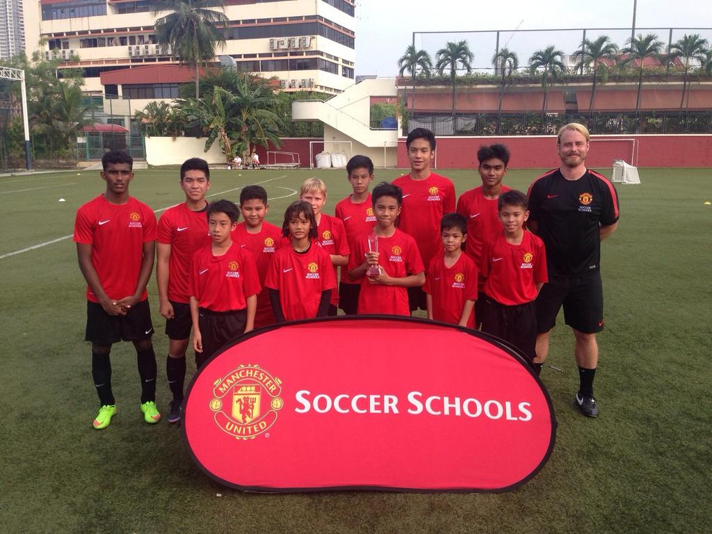 twotouchFA's tweet photo. Bertempat di Premier pitch soccer Singapore, Ibrahim Zikri/Zaki berhasil menyisihkan peserta dari seluruh Asia http://t.co/5SWHD6HSsX