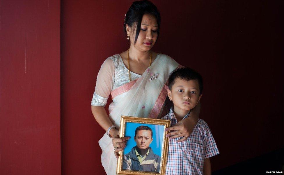 BBCNewsAsia's tweet image. Inside the world of India's gun-violence widows bbc.in/1vC9MF3