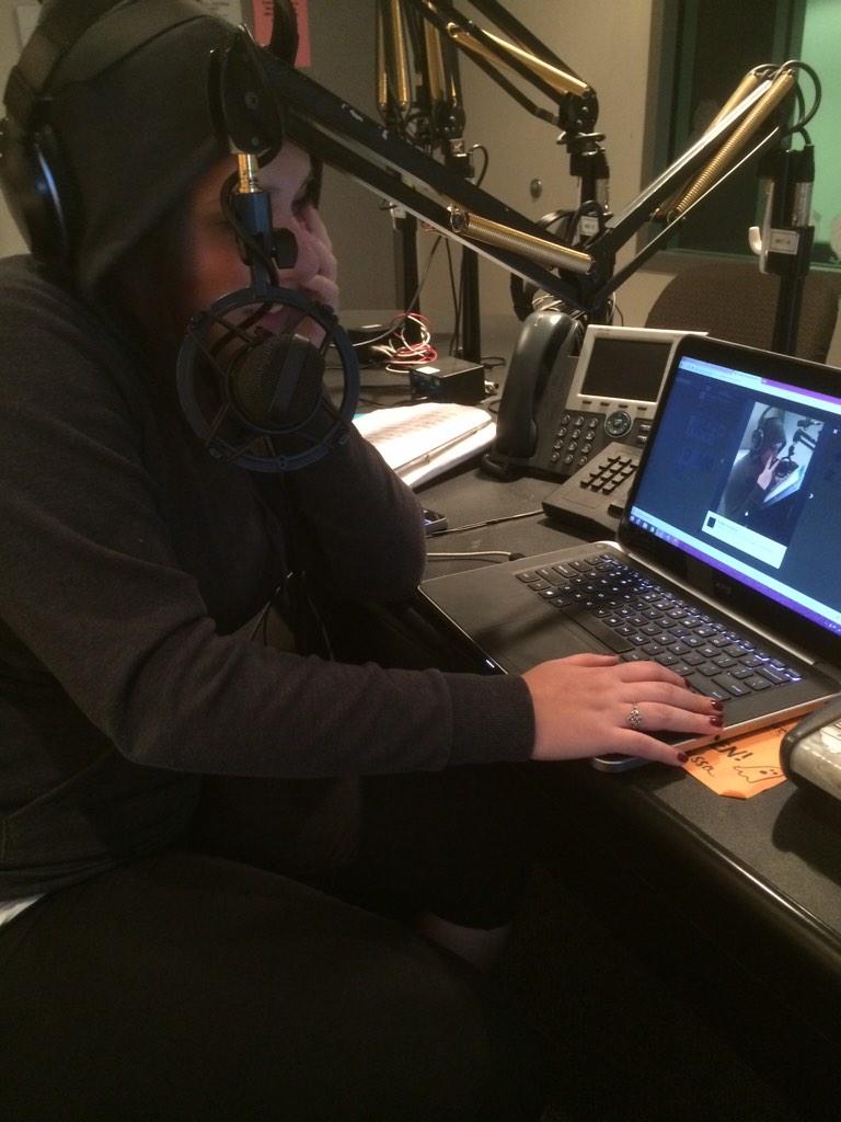 oheytbc's tweet photo. She's looking at herself and is so confused http://t.co/jJ70hhAt4Q