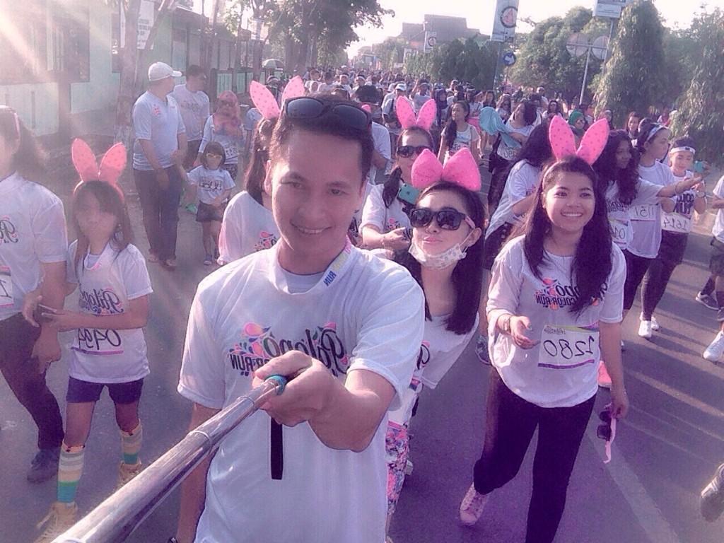 AdhamRavika's tweet photo. Seruuuuuu 🎊🎉💃#colorrunpalopo http://t.co/up1za1YQAs