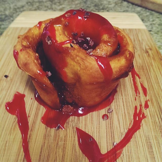BDKChicago's tweet photo. Sticky Bun - Roasted White Chocolate, Spiced Cranberry, Cocoa Nibs. #brunch #tablefiftytwo http://t.co/h6XLzFpwiP