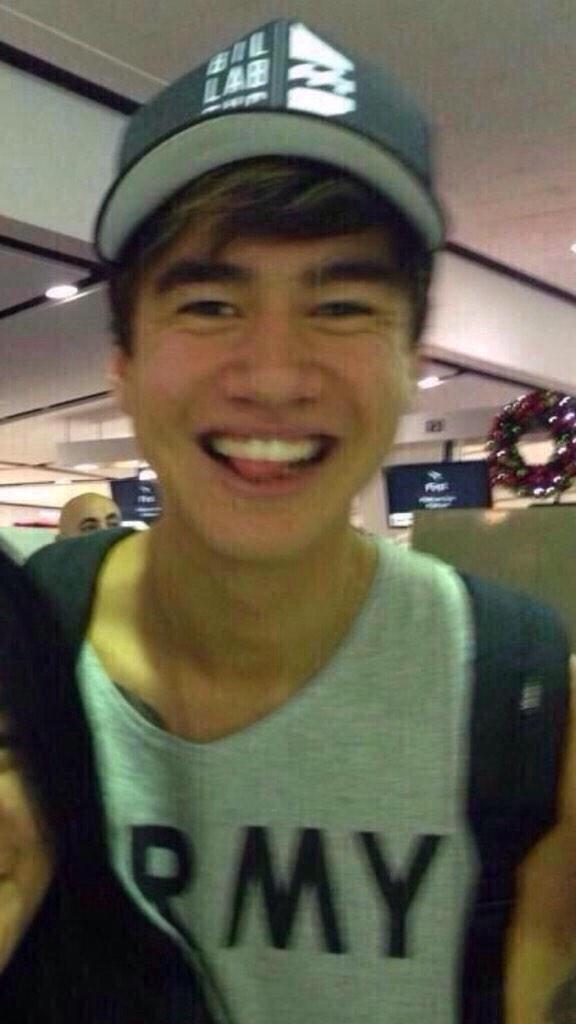 let me introduce myself, hi kittens, im calum. rt maybe?