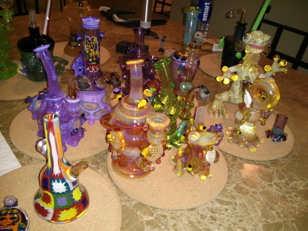 kixxiesiete's tweet photo. Lambo on the kitchen table #reallyon #veryheady http://t.co/W7MtKcfkWb