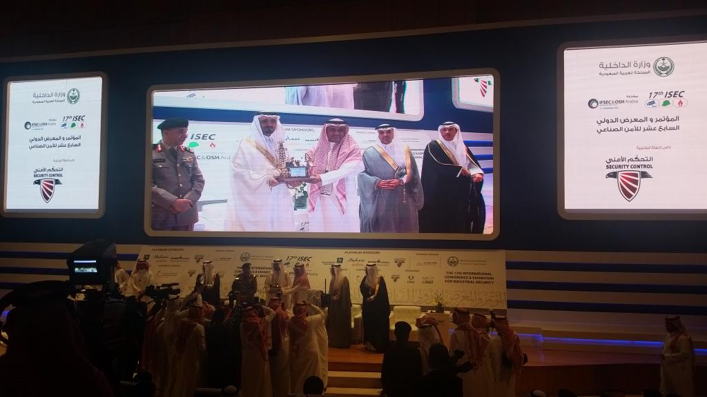 IsecKSA's tweet photo. جانب من تكريم الرعاة في المؤتمر والمعرض الدولي السابع عشر ل #الامن_الصناعي http://t.co/0CNLCa49c5