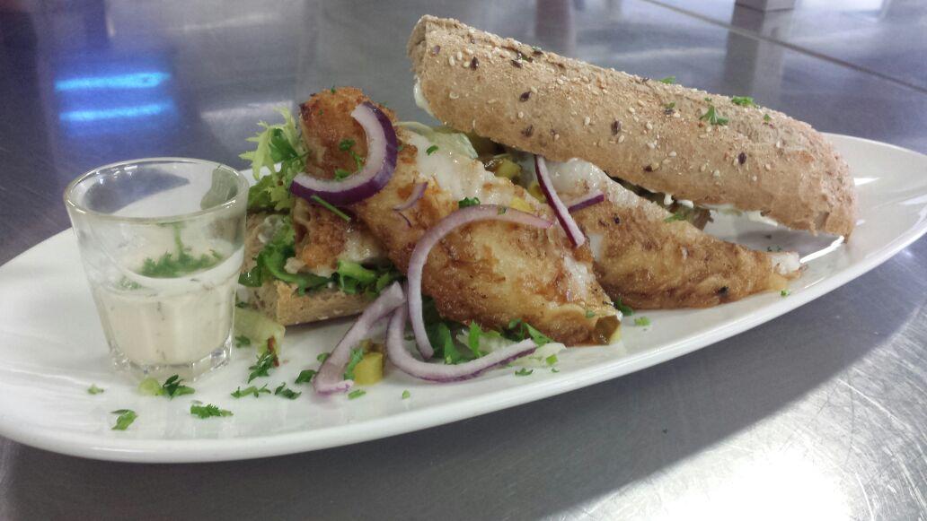 Ons broodje van deze week is bruin stokbrood met pangafilet, sla, augurk, rode ui en mierikswortel saus.