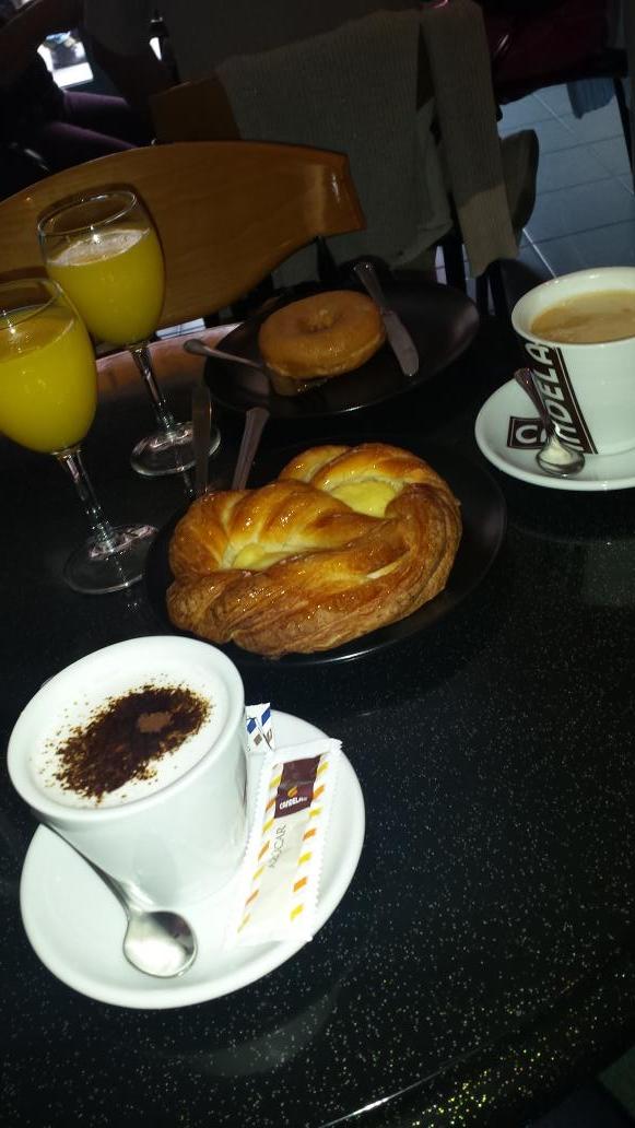 rosamary_0312's tweet photo. Cogiendo fuerzas en valladolid antes de empezar a trabajar!! @cris_1790 http://t.co/uSVtlJgubd