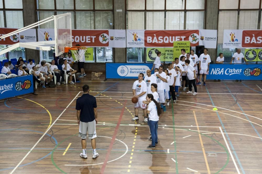 SOCatalunya's tweet photo. Recordant el clínic @NBA @nbacares @NBA_Spain amb els #JocsSpecial14 Gràcies #Radmanovic @barcelona_cat http://t.co/LzbJu5olfO