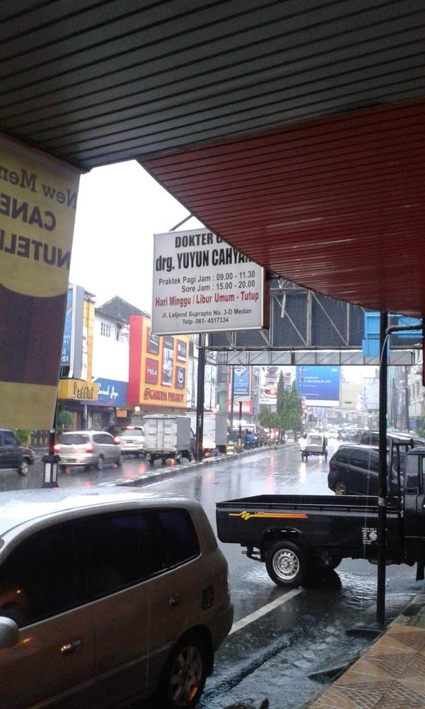 RadioElshinta's tweet photo. 17.13: RT @Yudi_Lands: Hujan lebat dan petir, hati 2x banyak genangan air di Jl Suprapto Medan. http://t.co/yRbFBBJY4f