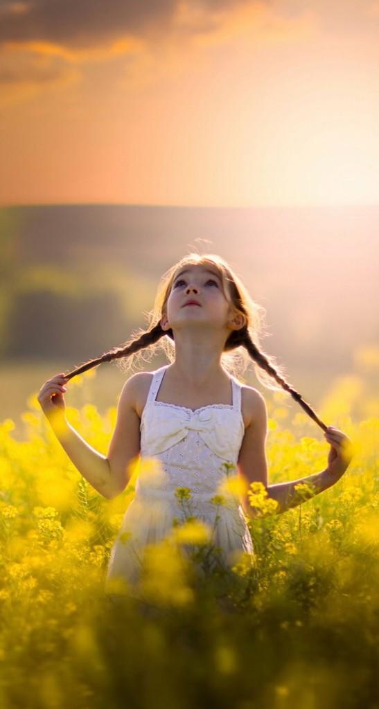 Музыка девочка солнца. Девушка в солнечных лучах. Солнечная девушка. Солнечная девушка. Девушка под солнцем.