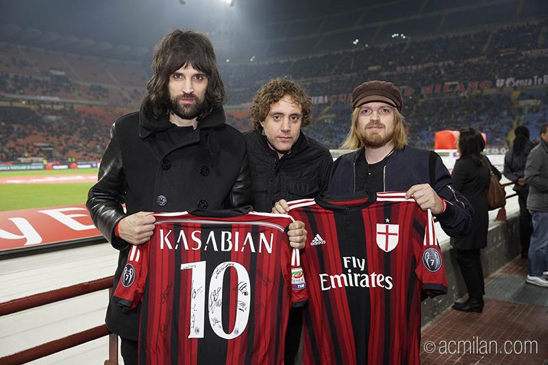 acmilan's tweet photo. .@KasabianHQ couldn’t miss our match at the S.Siro… because the red&amp;black jersey is their second skin! #alwaysacmilan http://t.co/7dJFWY6511