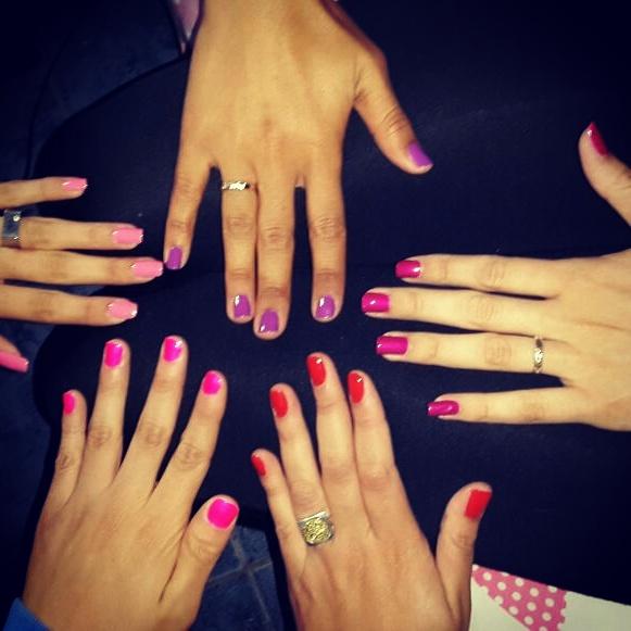 Lau02C's tweet photo. Colours 🙌💋🌼💅 👜 👑 @nicolels10 @florenciabokz @Andrevelardez #florf http://t.co/bJD0BAZm1k