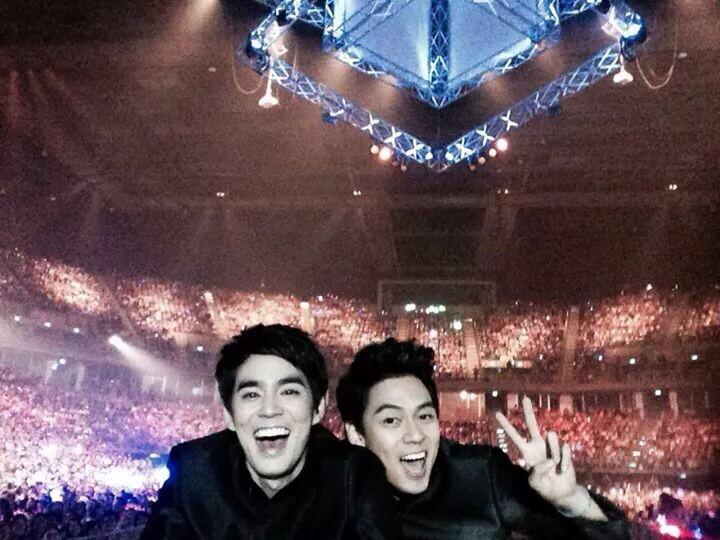 kaiandking's tweet photo. คิดว่าพวกเขาอายุเท่าไรกัน ขอบคุณเจ้าของภาพ #D2Bliveinconcert2014 http://t.co/FVTHU1aauK