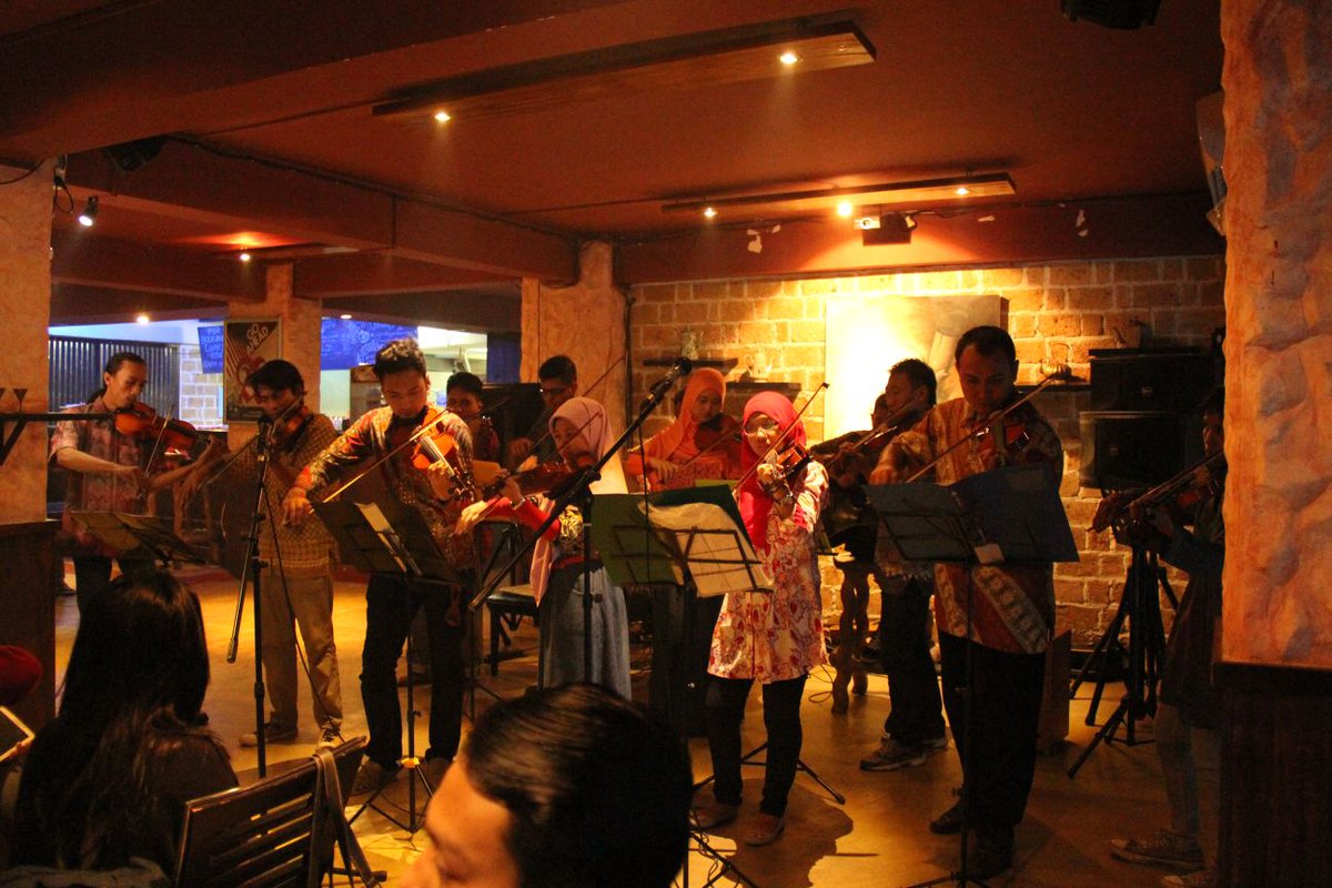 Biola_Tangerang's tweet photo. Our Performance @kettlecafe last August :-) http://t.co/SoRDApsMXe