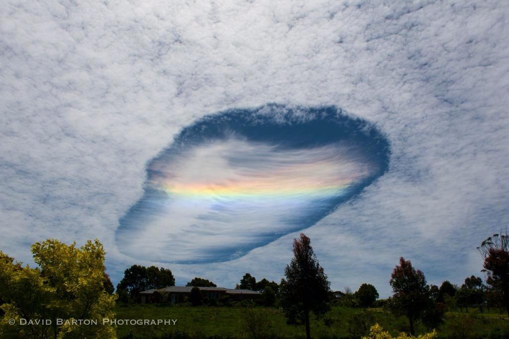 Un magnifique "trou de virga" apparaît dans le ciel australien B1hF6sxIQAE6s9L