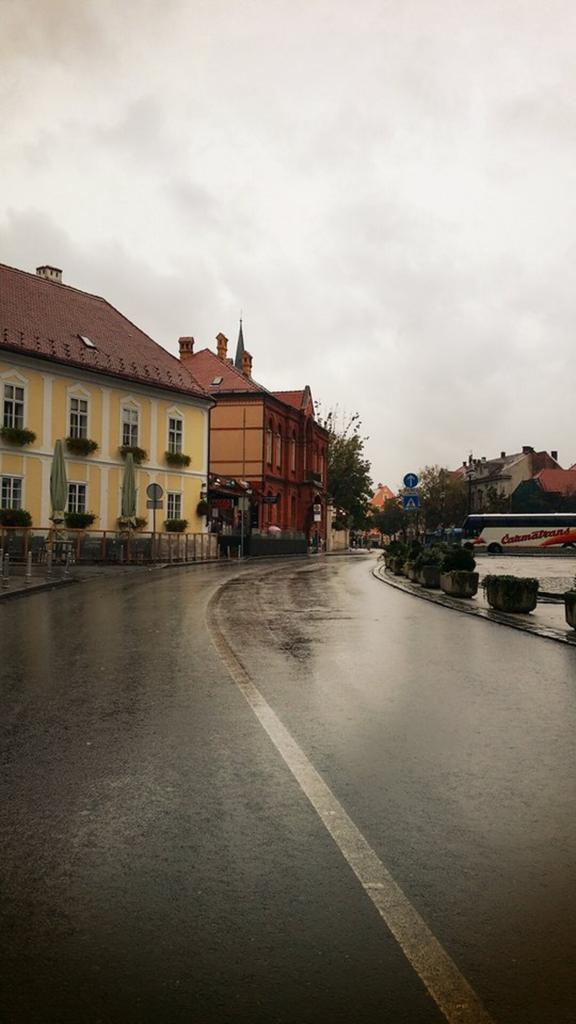 아직도 가스등이 남아있는 도시..대부분의 가로등이 그렇다한다. 오후 4~5시...