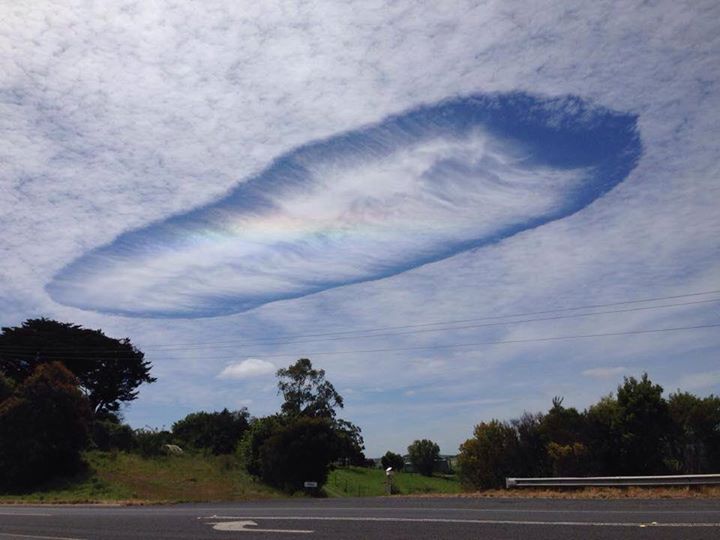 Un magnifique "trou de virga" apparaît dans le ciel australien B1hMdvFCAAARK9z