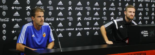 vcf83's tweet photo. El preparador físico del Mestalla va tan sobrado que también hace de traductor de Mustafi. Grande @juanmonar http://t.co/pp0xB43zsM