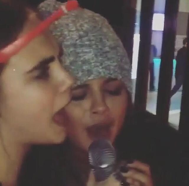 Foto/capturas: Selena y Cara Delevigne cantando el Happy Birthday a Kendall Jenner. (1-4) 