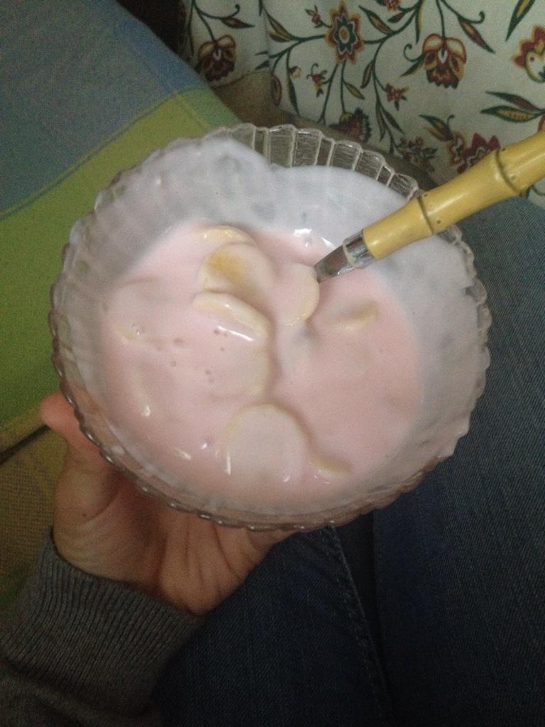 fabiola_gf's tweet photo. Que rico esta lo k me prepara mi gordii!!😋 platano🍌 yogur de fresa🍦🍓 y leche condensada...mmmm jiji @alexx_lopez17 http://t.co/shHrgSu9Bl